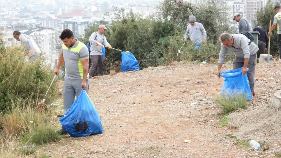 Antalya’yı İzlemeye Gidiyorlar… Arkada Çöp Dağı Bırakıyorlar 3